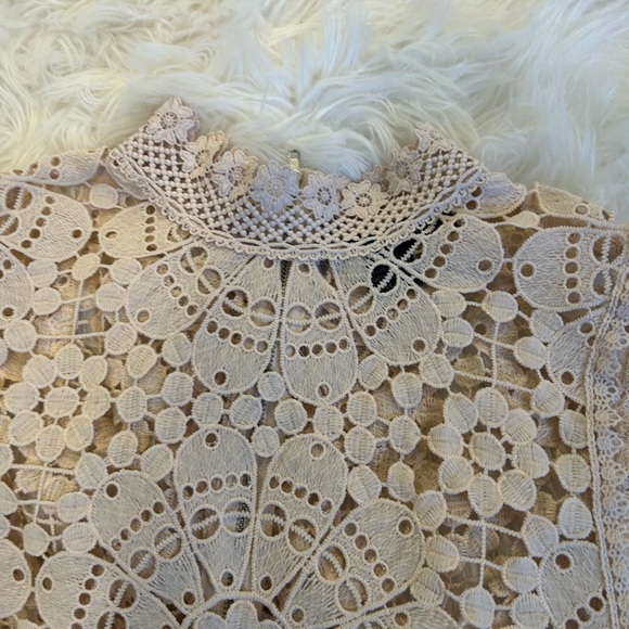 Crochet style high neck top in peach. Featuring a zipper in the back
Side S - Picture 3 of 4